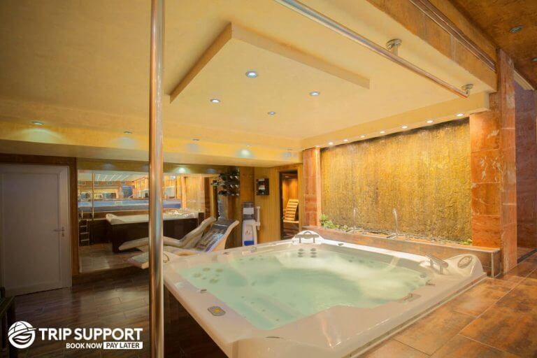 hotels with jacuzzi in room near casino